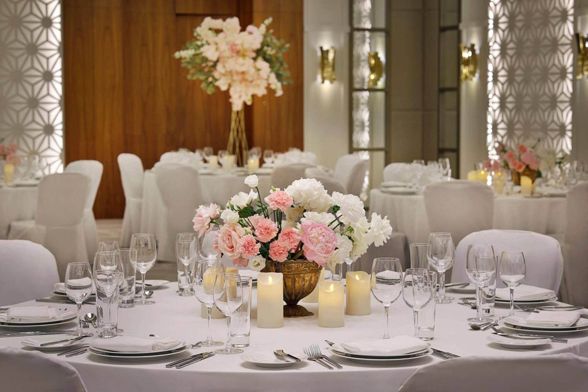 Sheraton Astana Hotel Exterior foto Wedding reception at the Jumeirah Emirates Towers Hotel