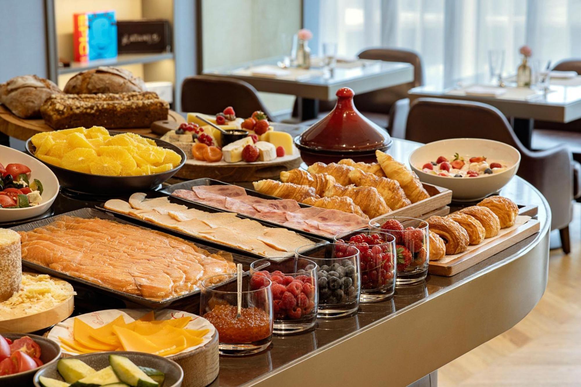 Sheraton Astana Hotel Exterior foto A buffet at a hotel