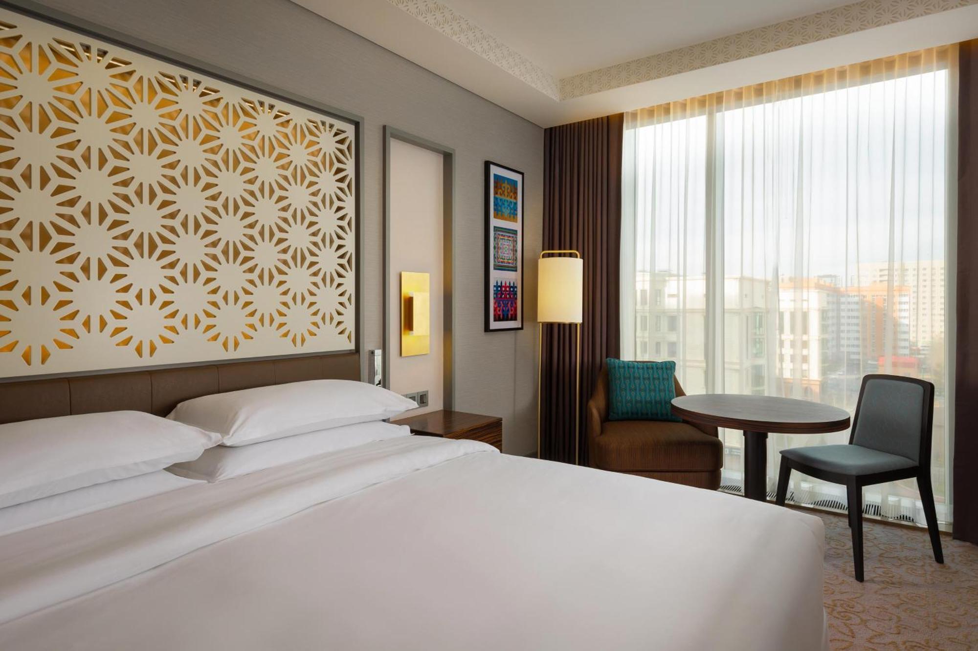 Sheraton Astana Hotel Exterior foto A guest room at the hotel
